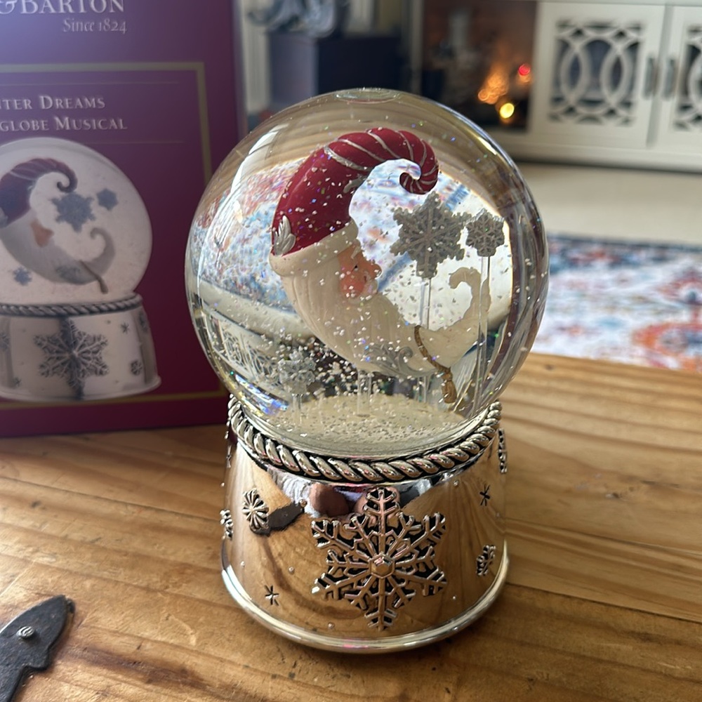 Reed & Barton Boxed Winter Dreams Moon Santa Musical Snow / Water Globe.